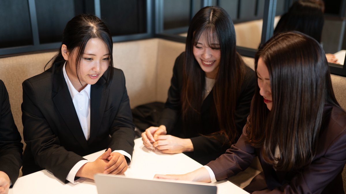 社員が話し合っている画像